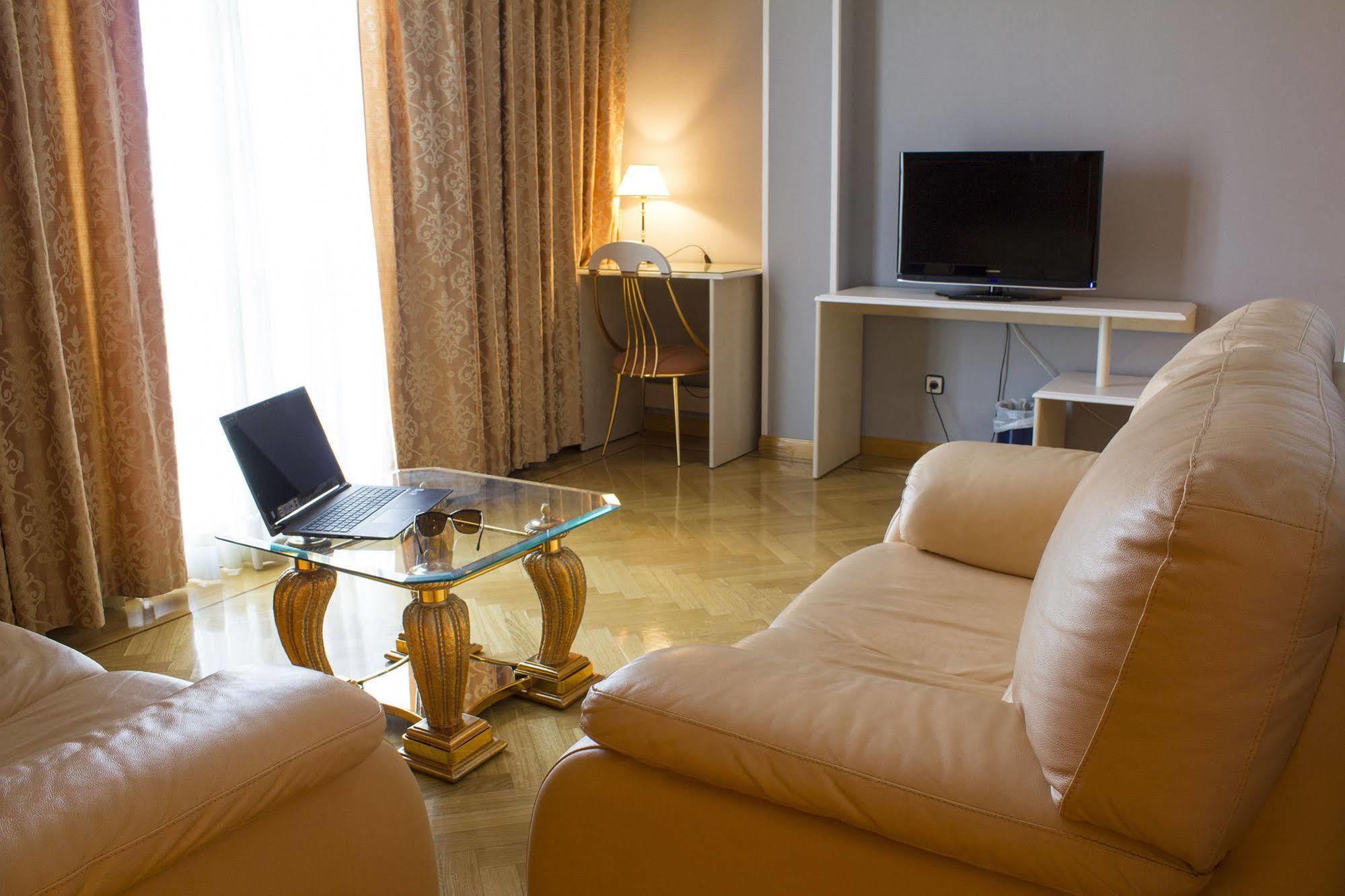 Checkin Madrid Parla Hotel Ngoại thất bức ảnh